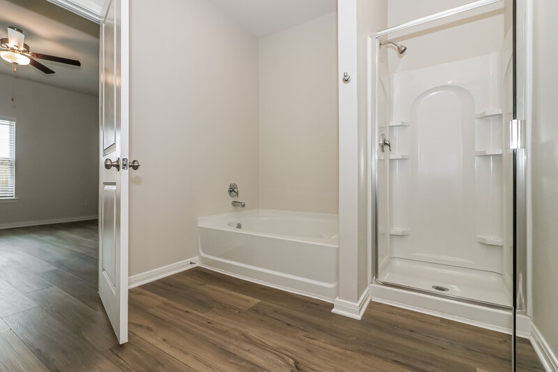 1,950/Mo, 464 Beechwood Hacienda Dr Katy, TX 77493 Main Bathroom View