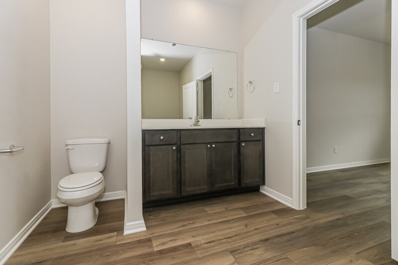 1,950/Mo, 464 Beechwood Hacienda Dr Katy, TX 77493 Main Bathroom View 2