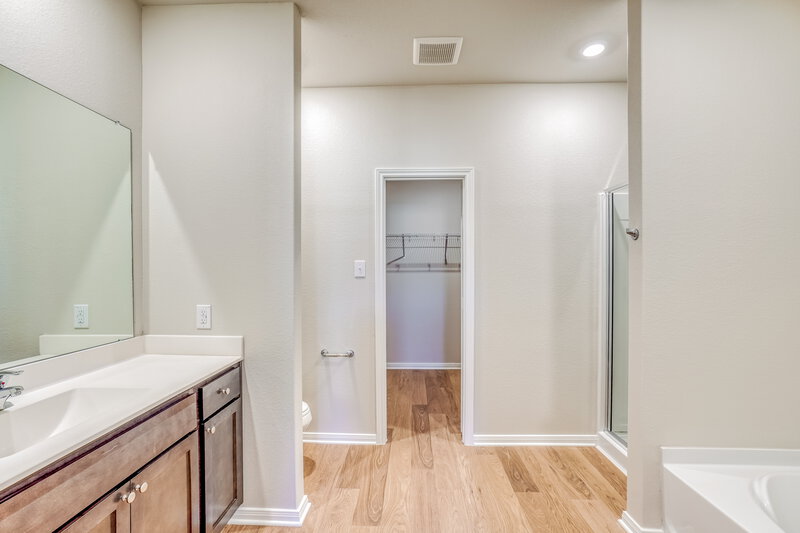 1,950/Mo, 409 Mustang Trot Dr Katy, TX 77493 Main Bathroom View