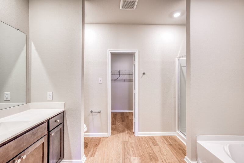 1,950/Mo, 421 Mustang Trot Dr Katy, TX 77493 Main Bathroom View