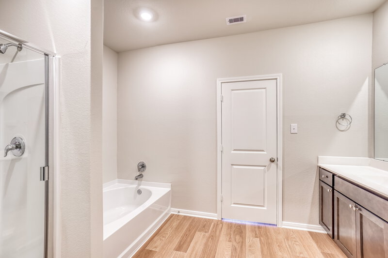 1,950/Mo, 421 Mustang Trot Dr Katy, TX 77493 Main Bathroom View 2