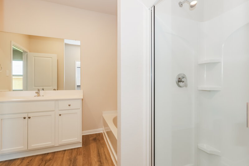 2,050/Mo, 408 San Miguel Creek Dr Katy, TX 77493 Main Bathroom View