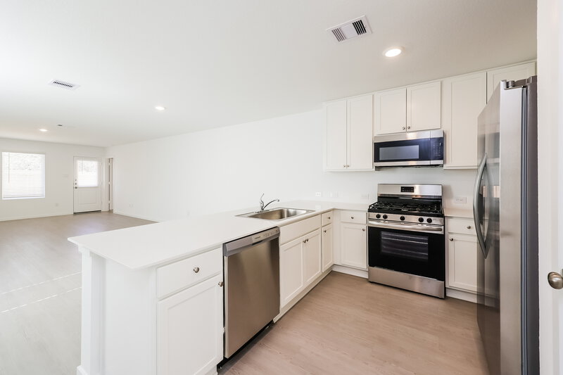 1,655/Mo, 1535 Sunset Ridge Dr Conroe, TX 77303 Kitchen View 2