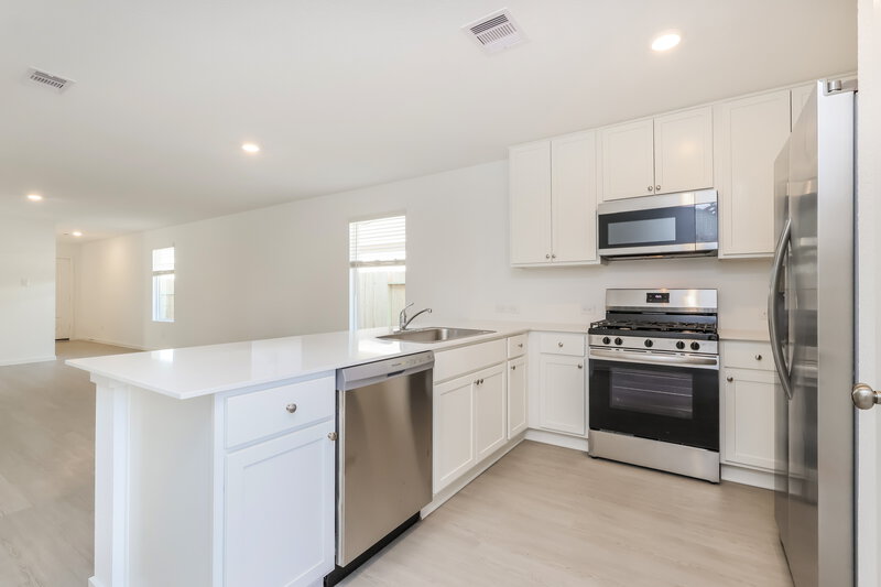 1,570/Mo, 1536 Sunset Ridge Dr Conroe, TX 77303 Kitchen View 2