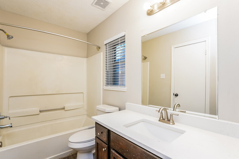 1,880/Mo, 5915 Woodmancote Dr Humble, TX 77346 Main Bathroom View