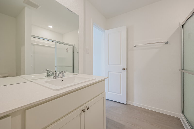 1,815/Mo, 621 Craven St Montgomery, TX 77316 Main Bathroom View 2