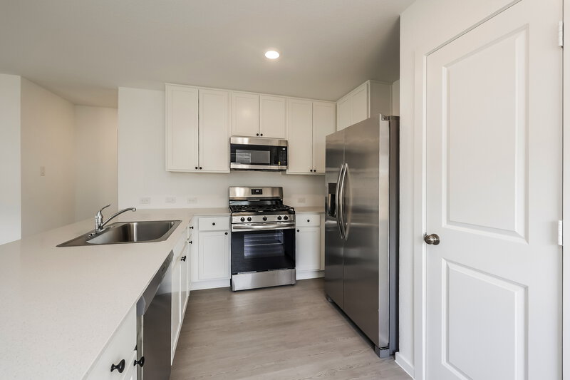 1,600/Mo, 1544 Sunset Ridge Dr Conroe, TX 77303 Kitchen View 2