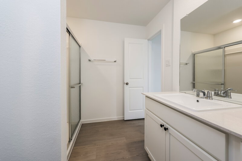 1,600/Mo, 1544 Sunset Ridge Dr Conroe, TX 77303 Main Bathroom View 2