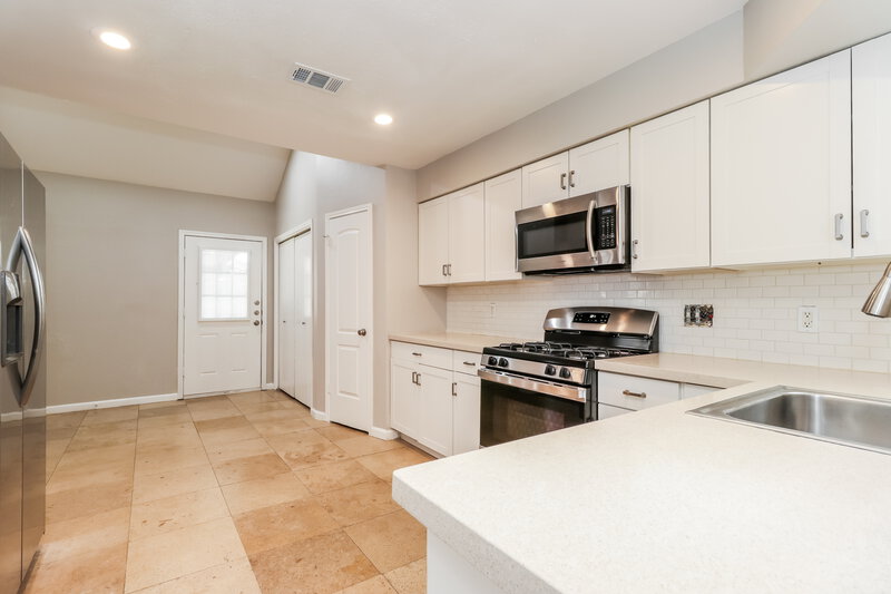 1,960/Mo, 6637 Queensclub Dr Houston, TX 77069 Kitchen View 2