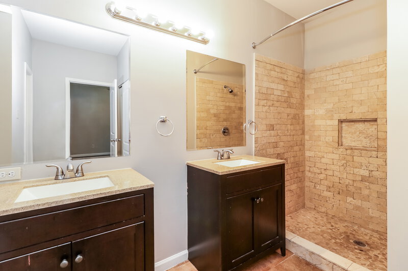 1,960/Mo, 6637 Queensclub Dr Houston, TX 77069 Main Bathroom View
