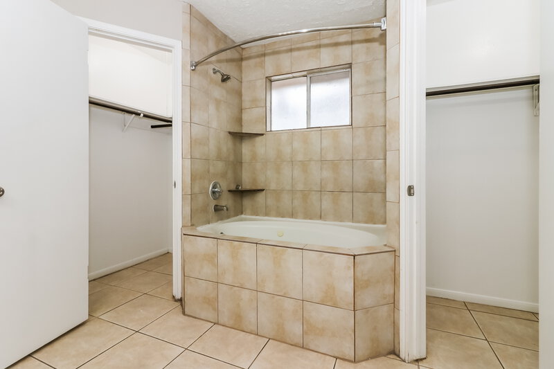 2,130/Mo, 8530 Sunny Ridge Dr Houston, TX 77095 Main Bathroom View