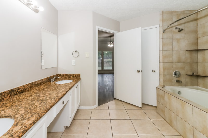 2,130/Mo, 8530 Sunny Ridge Dr Houston, TX 77095 Main Bathroom View 2