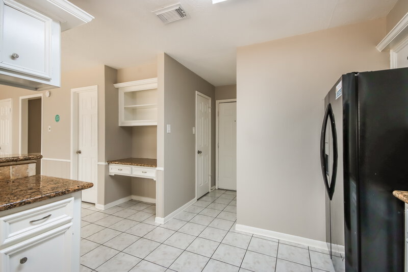 2,110/Mo, 15019 Forest Lodge Dr Houston, TX 77070 Kitchen View 2