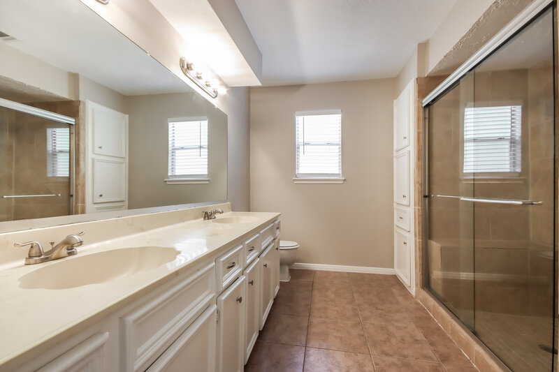 2,110/Mo, 15019 Forest Lodge Dr Houston, TX 77070 Main Bathroom View
