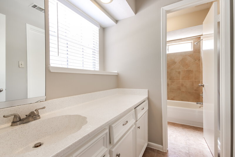 2,110/Mo, 15019 Forest Lodge Dr Houston, TX 77070 Main Bathroom View 2