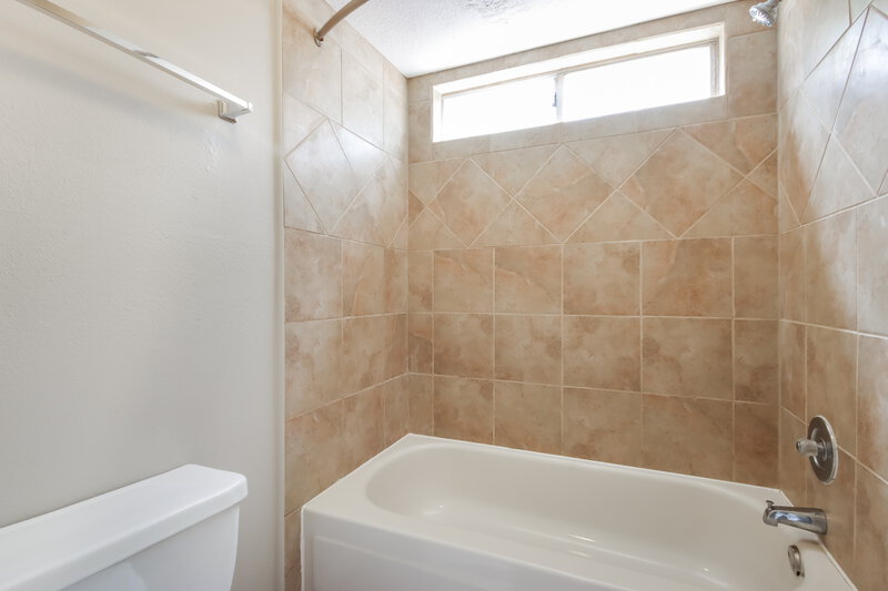 2,110/Mo, 15019 Forest Lodge Dr Houston, TX 77070 Bathroom View