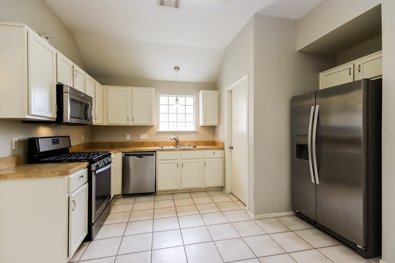 2,030/Mo, 19934 18th Fairway Dr Humble, TX 77346 Kitchen View