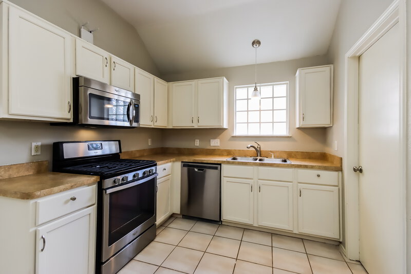 2,030/Mo, 19934 18th Fairway Dr Humble, TX 77346 Kitchen View 2