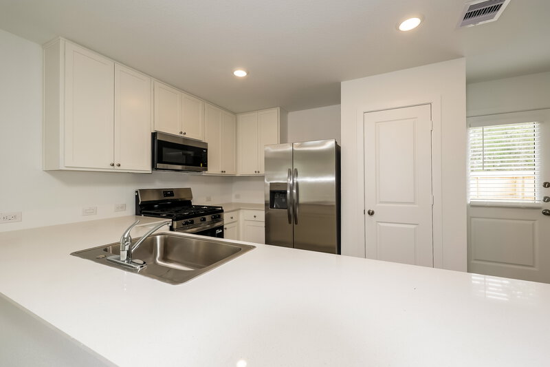 1,995/Mo, 13491 Bay Springs Dr Conroe, TX 77303 Kitchen View 2