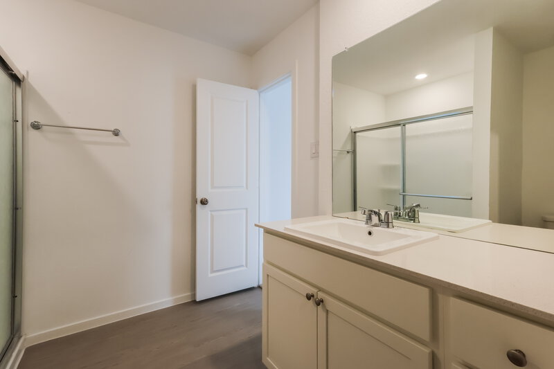 1,605/Mo, 609 Craven St Montgomery, TX 77316 Main Bathroom View 2