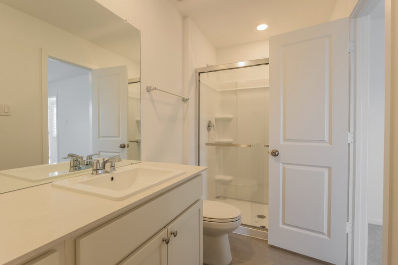 1,880/Mo, 613 Craven St Montgomery, TX 77316 Main Bathroom View