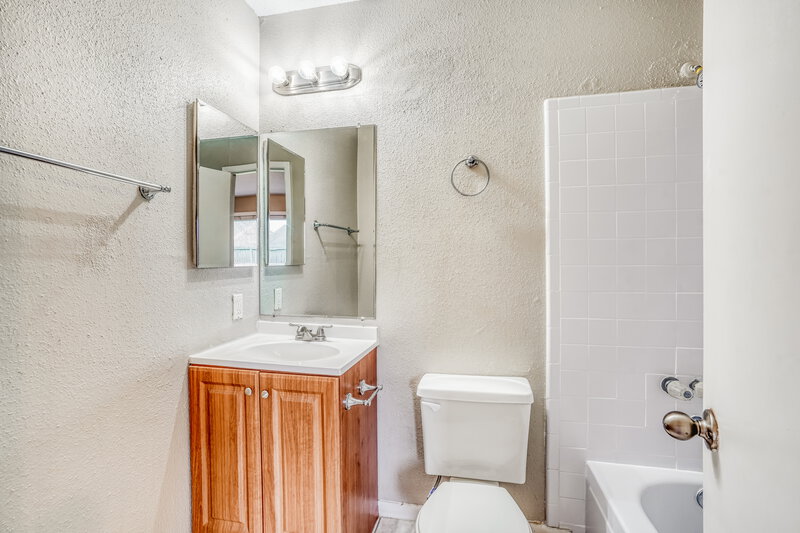 1,775/Mo, 12214 Flaxen Dr Houston, TX 77065 Main Bathroom View
