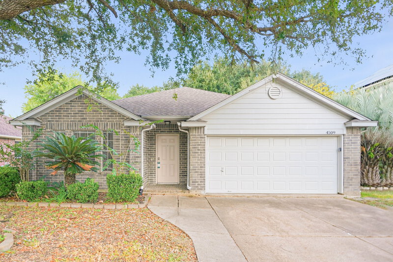 3 Bedroom House – 4509 Fox Run St, Pearland, TX 77584