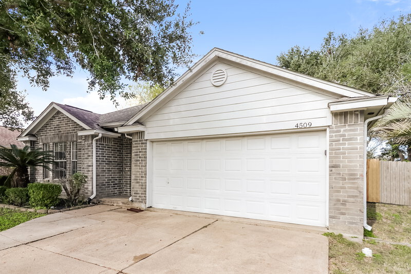 2,140/Mo, 4509 Fox Run St Pearland, TX 77584 Front View