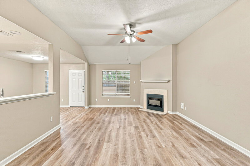 2,125/Mo, 4509 Fox Run St Pearland, TX 77584 Living Room View