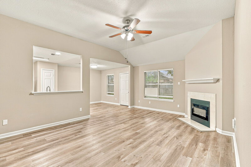 2,125/Mo, 4509 Fox Run St Pearland, TX 77584 Living Room View 3