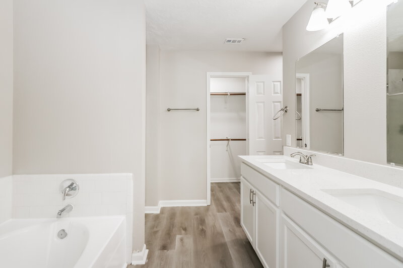 2,140/Mo, 4509 Fox Run St Pearland, TX 77584 Main Bathroom View