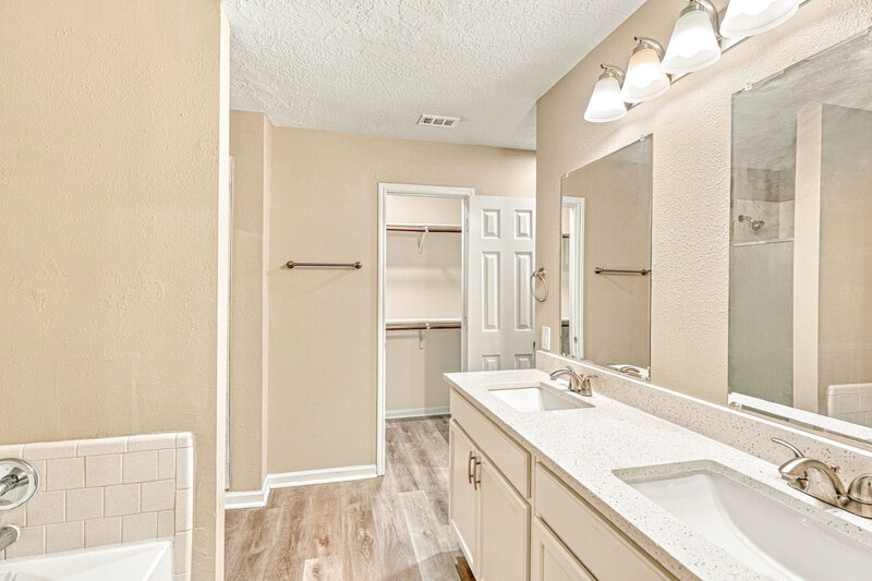 2,125/Mo, 4509 Fox Run St Pearland, TX 77584 Primary Bathroom View