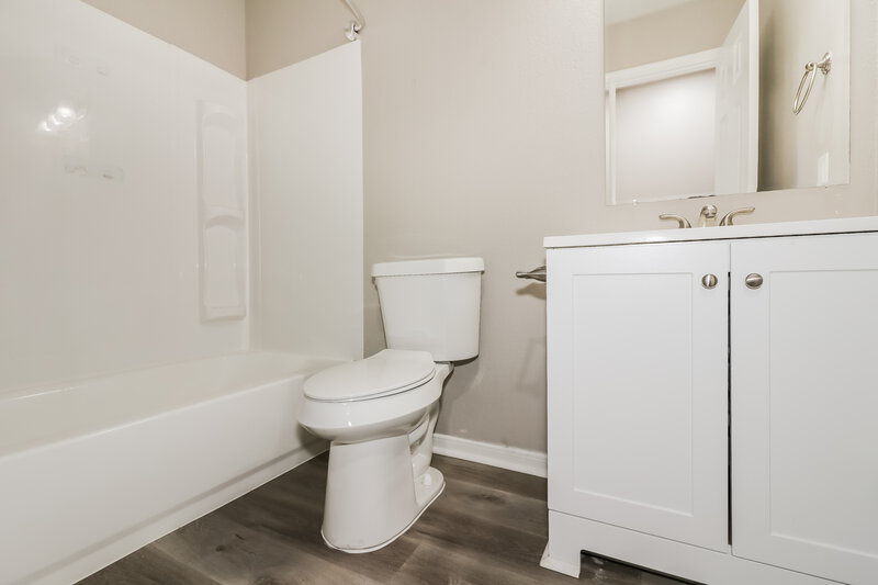 2,140/Mo, 4509 Fox Run St Pearland, TX 77584 Bathroom View