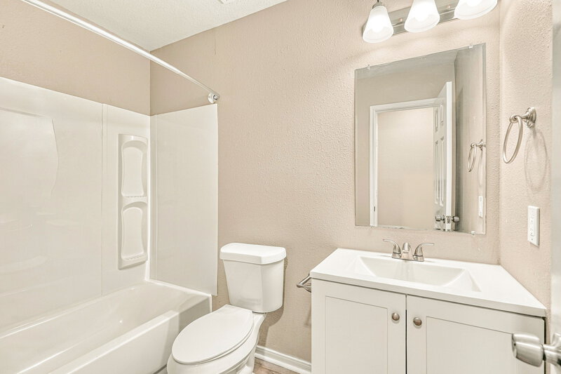 2,125/Mo, 4509 Fox Run St Pearland, TX 77584 Bathroom View