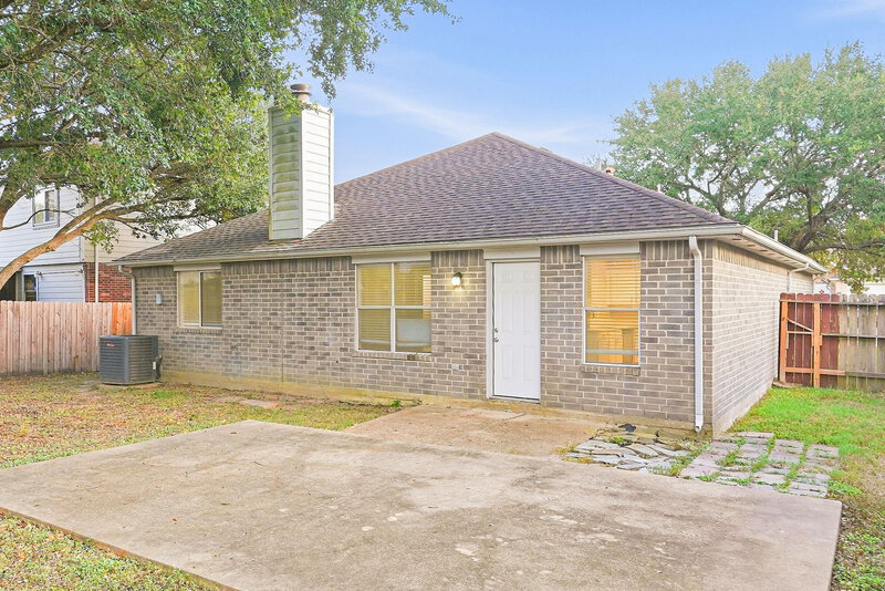 2,125/Mo, 4509 Fox Run St Pearland, TX 77584 Rear View