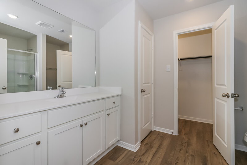 1,850/Mo, 198 Emma Rose Dr Katy, TX 77493 Main Bathroom View 2