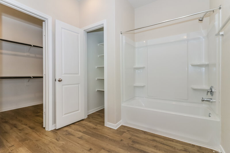 1,895/Mo, 149 Dogwood Point Dr Katy, TX 77493 Main Bathroom View 2