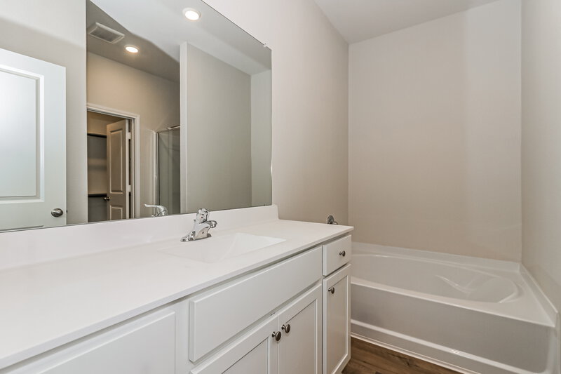 1,995/Mo, 194 Emma Rose Dr Katy, TX 77493 Main Bathroom View