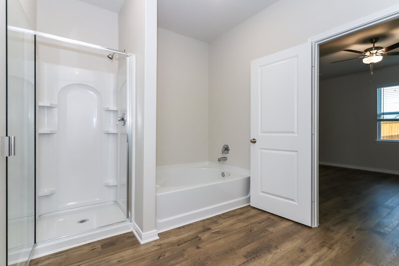 2,290/Mo, 404 San Miguel Creek Dr Katy, TX 77493 Main Bathroom View