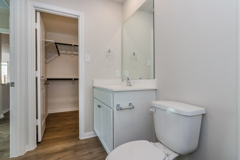 1,740/Mo, 7542 Tipton Meadow Way Richmond, TX 77469 Main Bathroom View 2