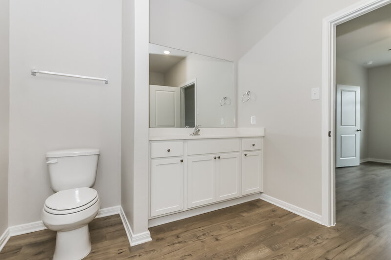 1,850/Mo, 7539 Tipton Meadow Way Richmond, TX 77469 Main Bathroom View