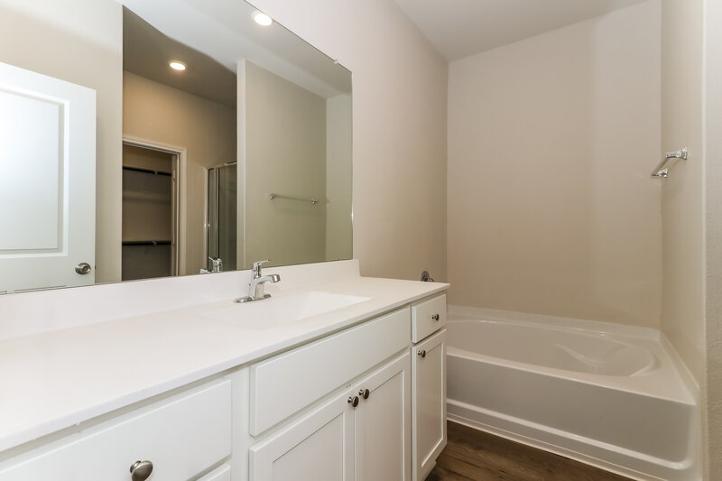 1,895/Mo, 7626 Tipton Meadow Way Richmond, TX 77469 Main Bathroom View