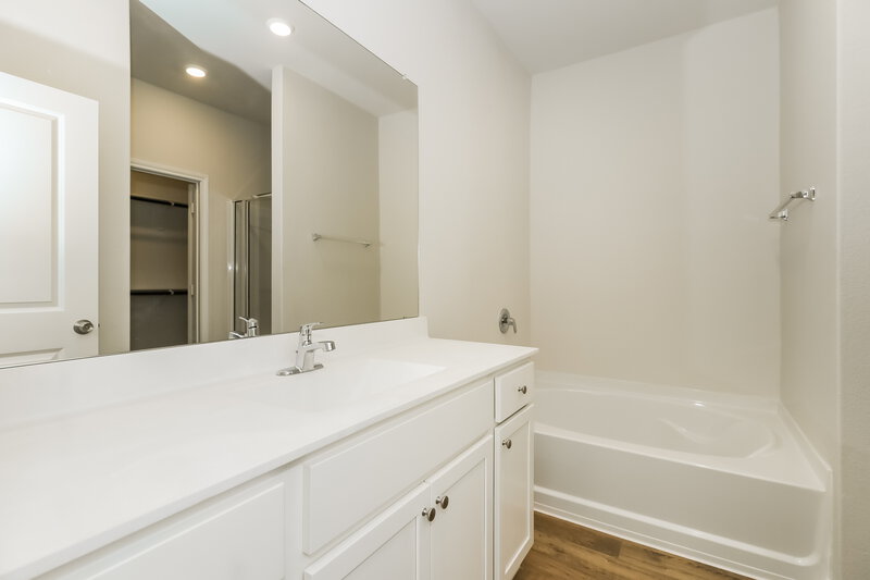 1,895/Mo, 7614 Tipton Meadow Way Richmond, TX 77469 Main Bathroom View