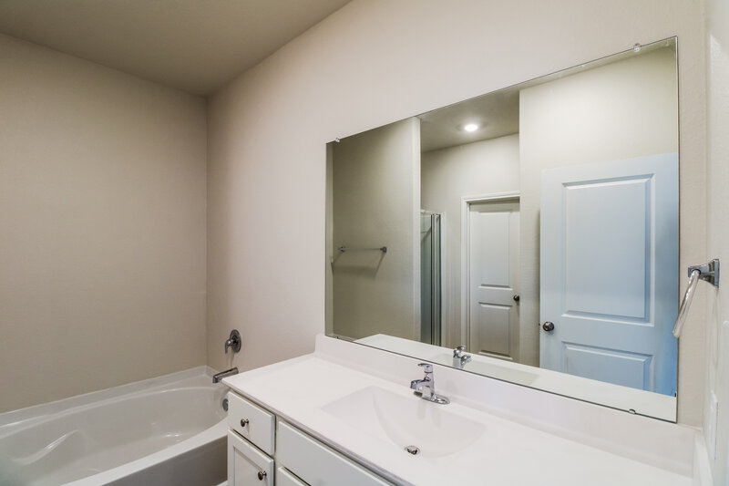 1,895/Mo, 7602 Tipton Meadow Way Richmond, TX 77469 Main Bathroom View