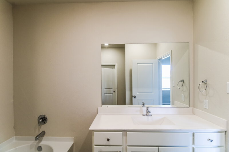 1,895/Mo, 7602 Tipton Meadow Way Richmond, TX 77469 Main Bathroom View 2