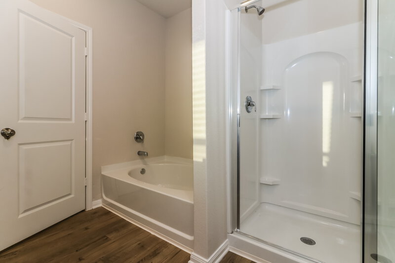 2,040/Mo, 7610 Tipton Meadow Way Richmond, TX 77469 Main Bathroom View 2