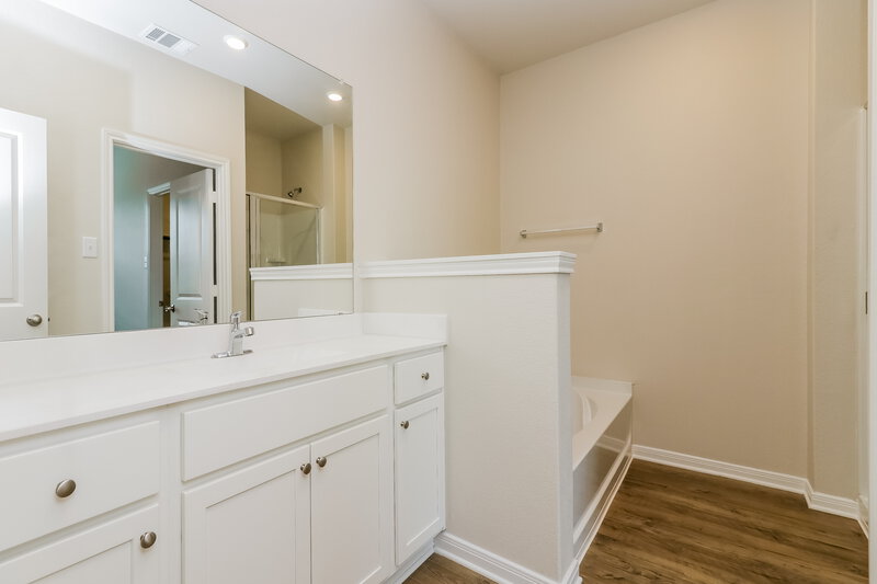 2,215/Mo, 7622 Tipton Meadow Way Richmond, TX 77469 Main Bathroom View