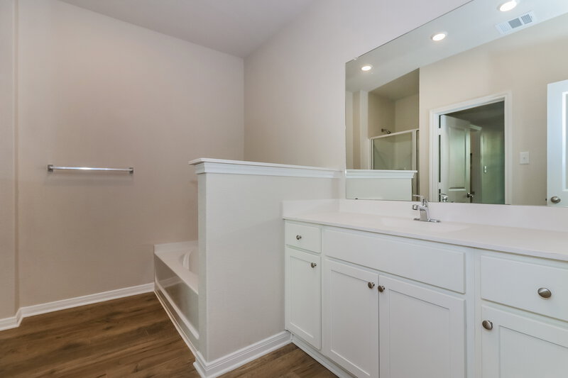 2,260/Mo, 7646 Tipton Meadow Way Richmond, TX 77469 Main Bathroom View