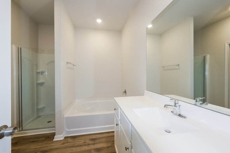 1,730/Mo, 16454 Honeysuckle Hill Dr Conroe, TX 77303 Main Bathroom View