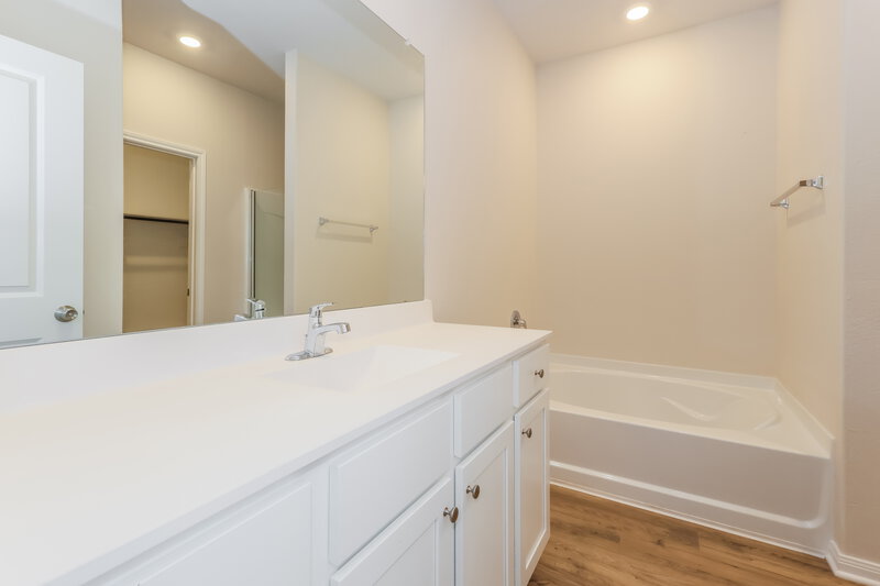 1,565/Mo, 15647 Plum Brook Dr Conroe, TX 77303 Main Bathroom View 2